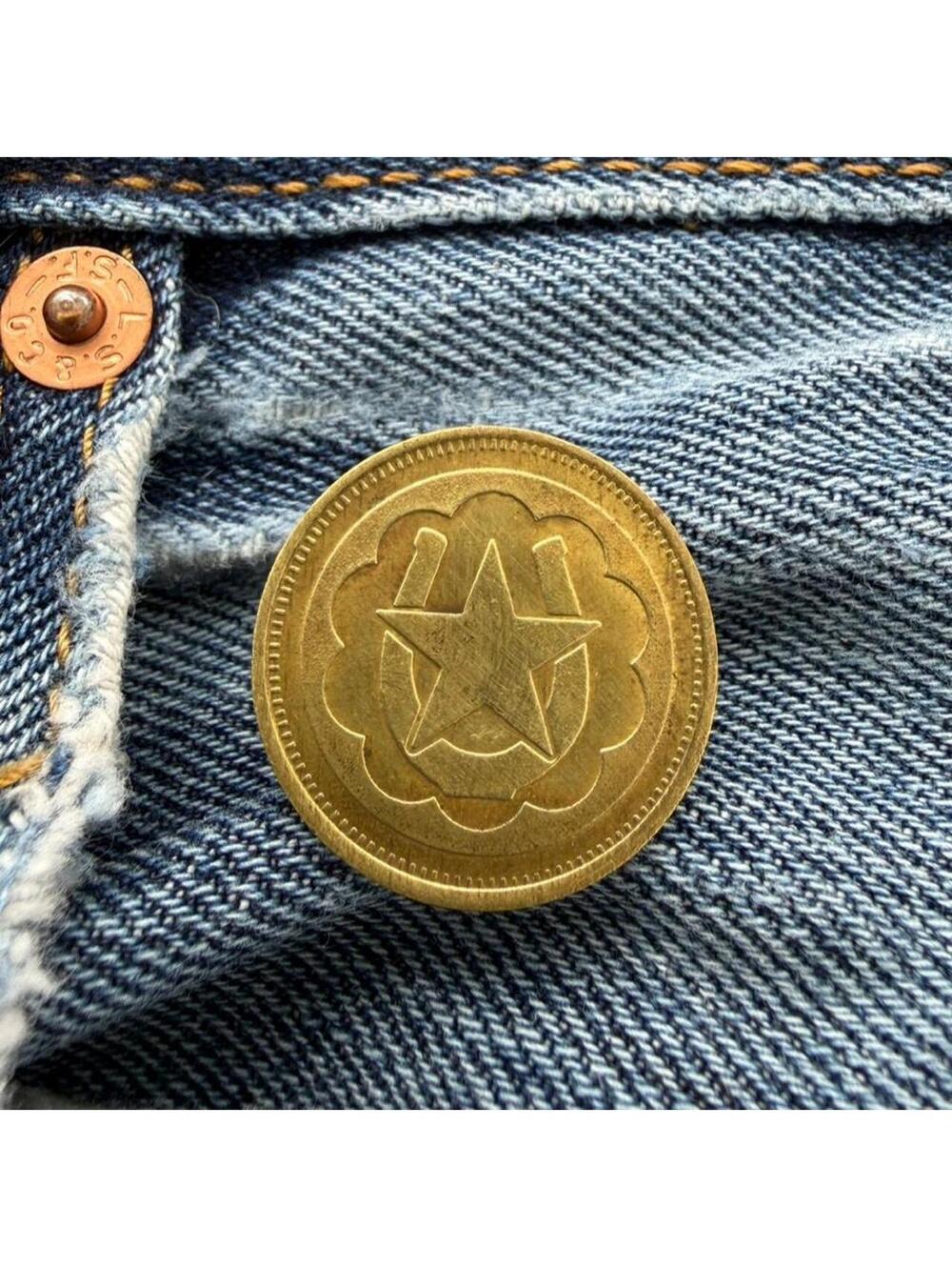 Vintage casino token lapel pin with old school Vegas energy 🎰✨